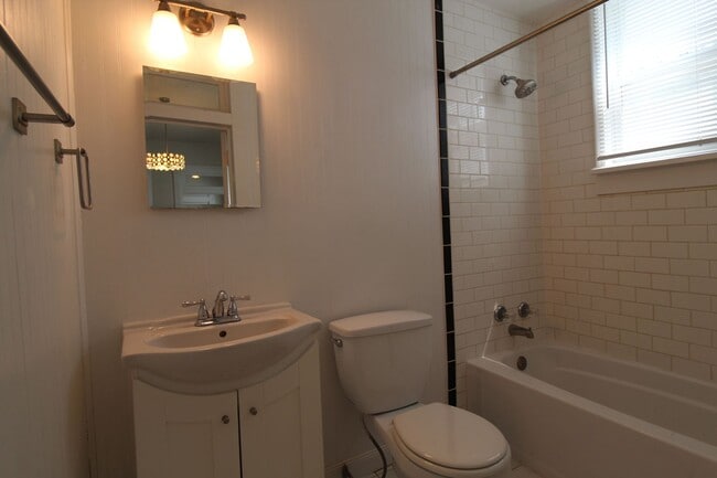 Building Photo - 1 Bedroom 1 Bath House In The Strawberry Hill Neighborhood