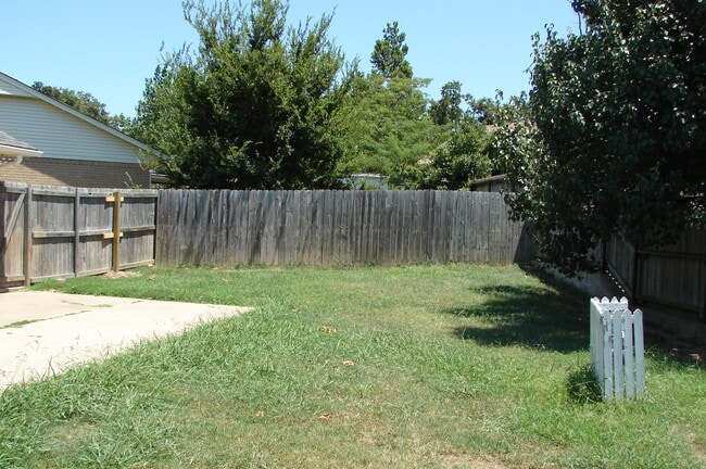 Building Photo - 1815 Nightingale Cir