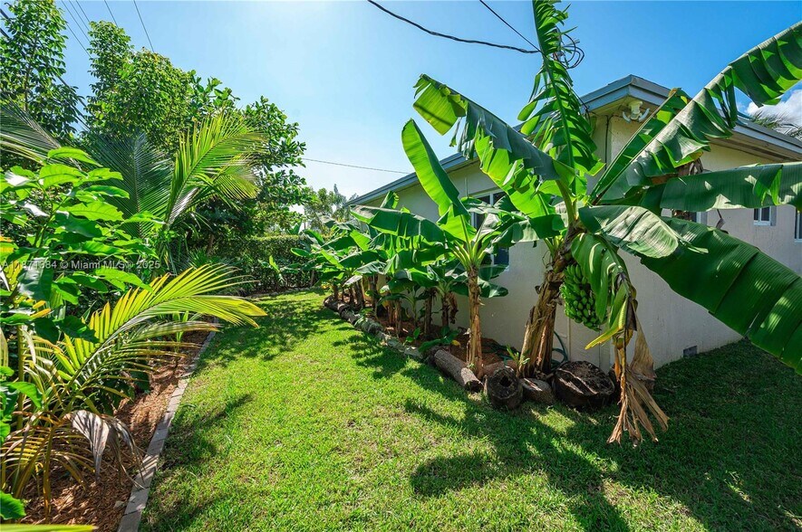 Building Photo - 2401 SW 26th St