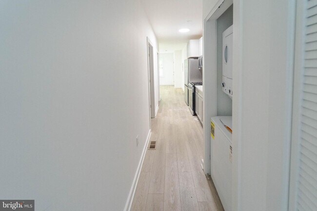 Building Photo - Move In Ready 2 BD 1 BA close to Metro, Sh...