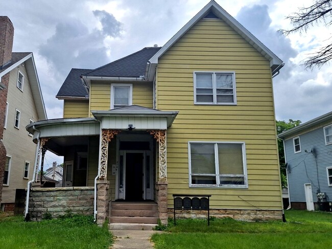 Primary Photo - 214 S Bloomington St