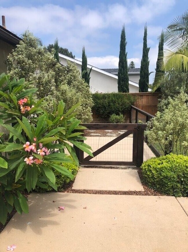 Building Photo - Beautiful Home Located in the very desirab...