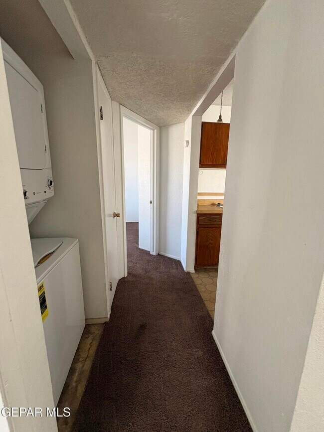 Building Photo - 1922 Lake Omega St