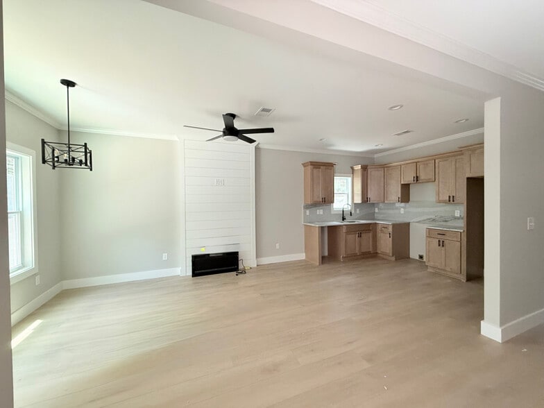 Building Photo - 159 Brad St