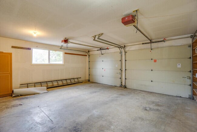 Building Photo - LARGE THREE BEDROOM HOME WITH RV /BOAT PAR...