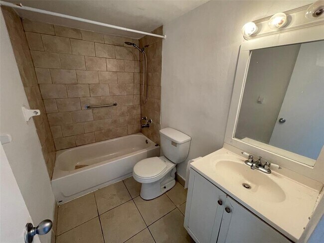 Building Photo - 4165 SW 67th Ave