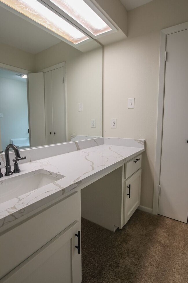 Building Photo - Available Now! Stunning 4 Bedroom 3.5 Bath...