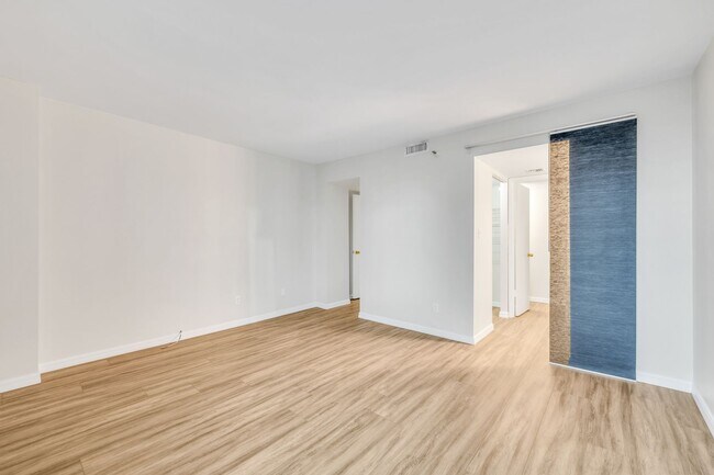 Building Photo - Updated 2-Bedroom Condo Near the Riverwalk