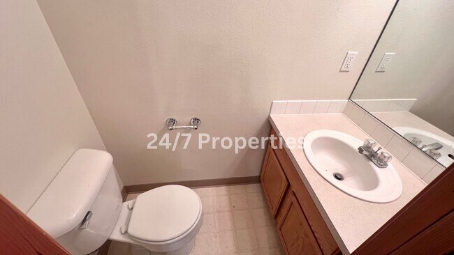 Building Photo - Beautiful 3 BD | 2.5 BA Duplex in Wine Cou...