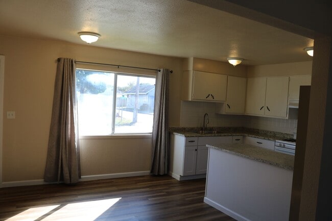 Building Photo - Affordable 3 bedroom on a quiet street