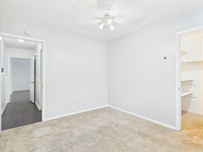 Building Photo - 1402 Village Dr