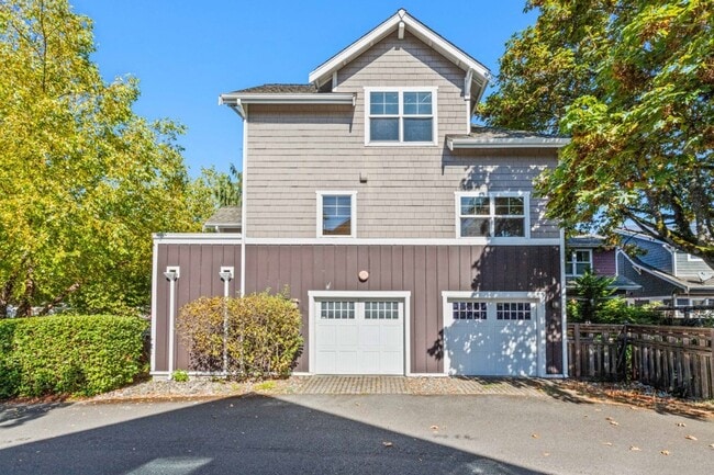 Building Photo - 2bd/1.75Ba Seattle Townhouse
