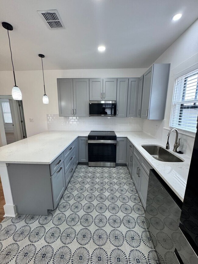 Building Photo - Move-In Ready & Recently Updated 2-Bedroom...