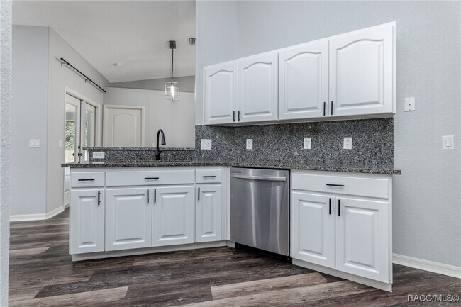 Building Photo - 320 N Fresno Ave