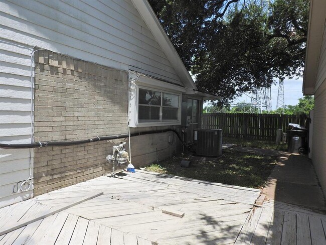 Building Photo - 2107 Creekshire Dr