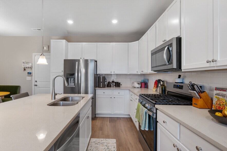 Building Photo - 1837 S Poplar Ct