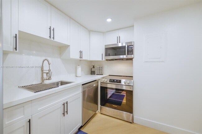 Building Photo - 801 Brickell Bay Dr