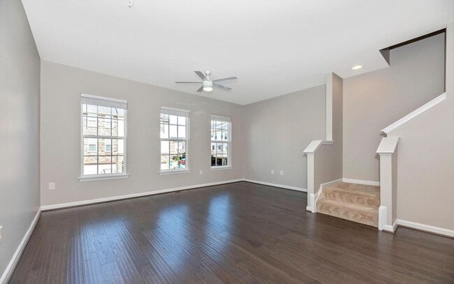 Building Photo - 3 level townhouse (newer construction) in Jefferson Place Community available early May!