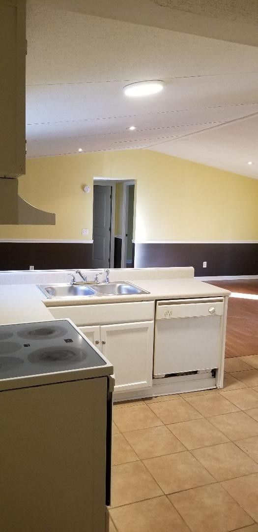 Building Photo - BIG AND ROOMIE! BIG AND ROOMIE!