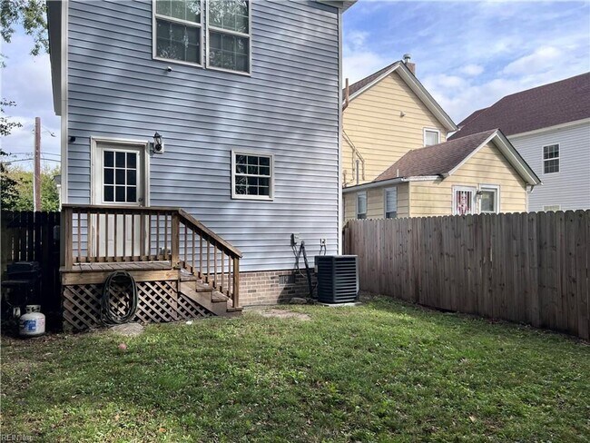 Building Photo - 1315 W 27th St