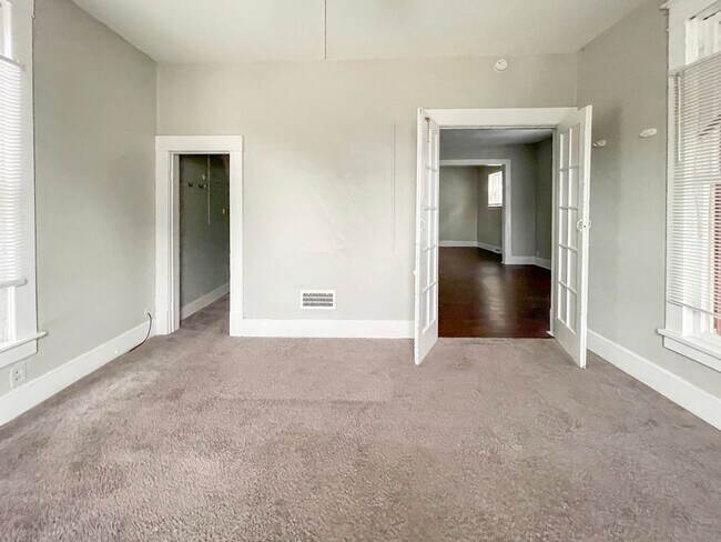 Building Photo - 824 W Beechwood Ave