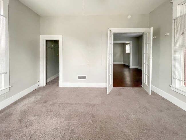 Building Photo - PRELEASING for AUGUST! Close to Campus: Dishwasher and Washer/Dryer Included