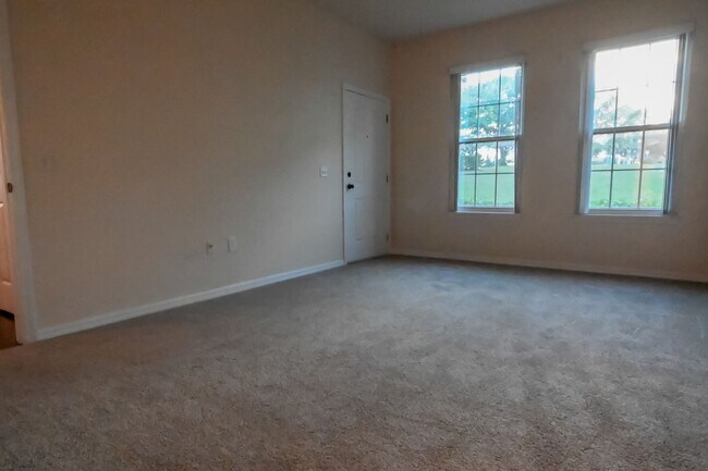 Building Photo - ~4/3~Monroe Circle~Woodwind Bay~Beautiful Town Home!