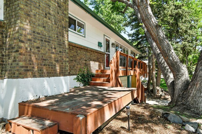Building Photo - Fabulous 4 BR 3 bath home with fenced back...