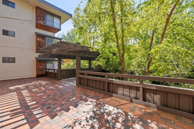 Building Photo - Elegant 2BR Condo with Golf Course Views i...