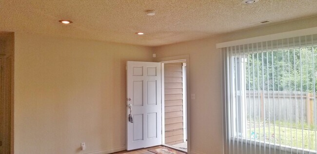 Building Photo - North Seattle/Shoreline 2BD1BA