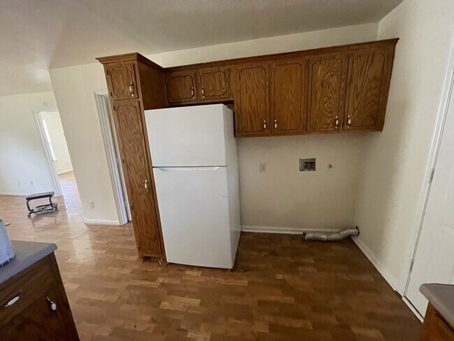 Building Photo - 261 Bayless St