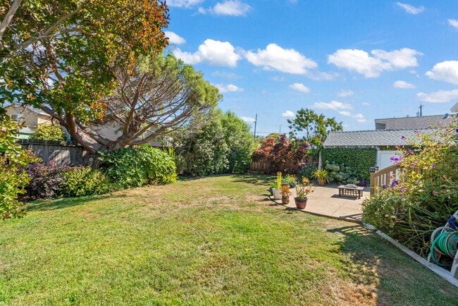 Building Photo - Pet Friendly 3Bd/2Ba Single-Family Home