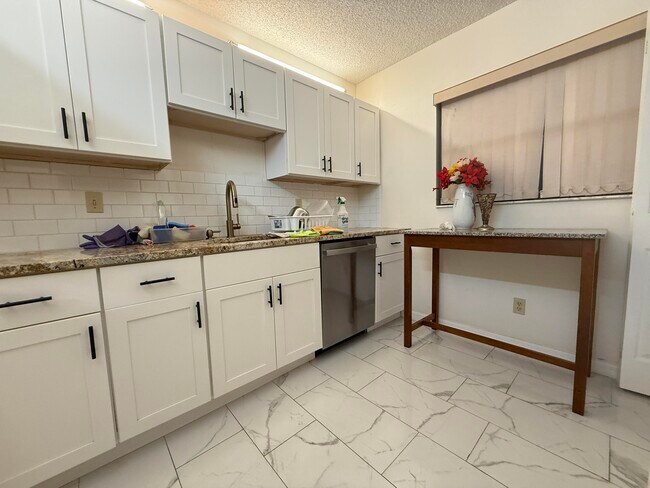 Primary Photo - 1200 SE Parkview Pl