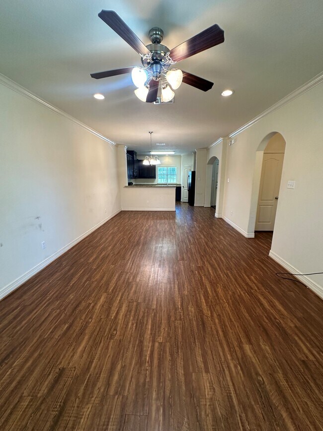 Building Photo - 214 S Tesch St