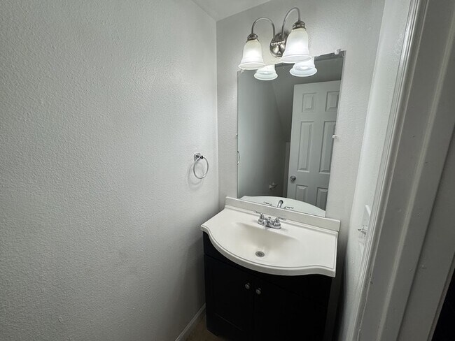Building Photo - West Phoenix 3br townhome