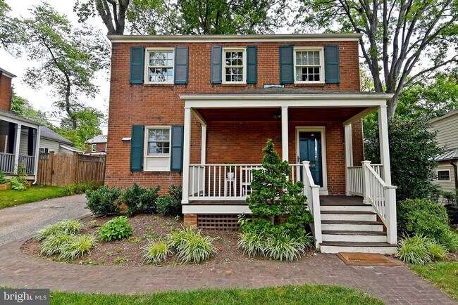 Building Photo - 1531 Patrick Henry Dr