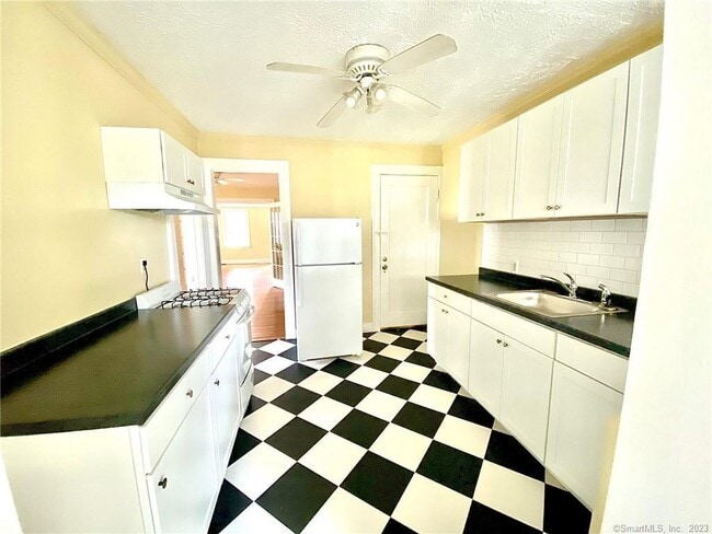 Building Photo - 512 Townsend Ave