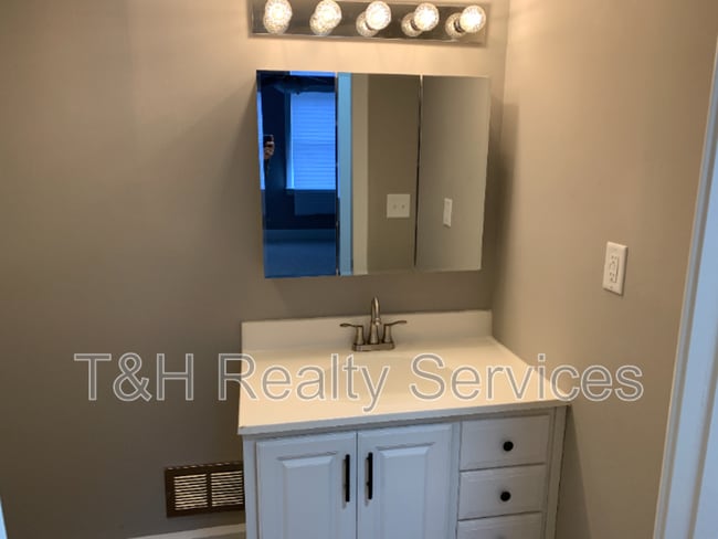 Building Photo - 234 N Addison St