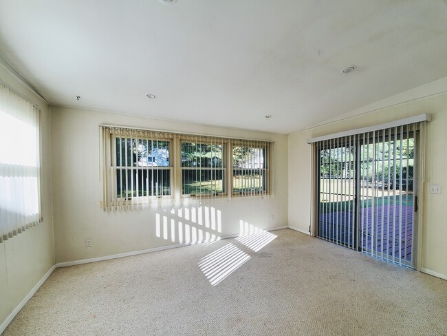 Building Photo - Park Ridge East - Initial term available t...