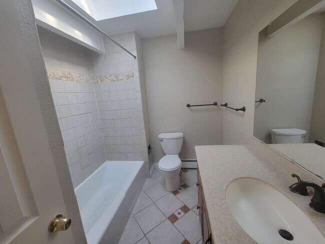 Building Photo - Sunny, newly remodeled 3 bed + office/2.5 bath in Applewood townhomes close to NOBO!