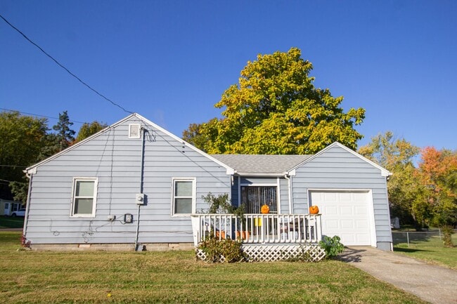 Building Photo - Heart of the Action: Cozy 2 Bed 1 Bath Home