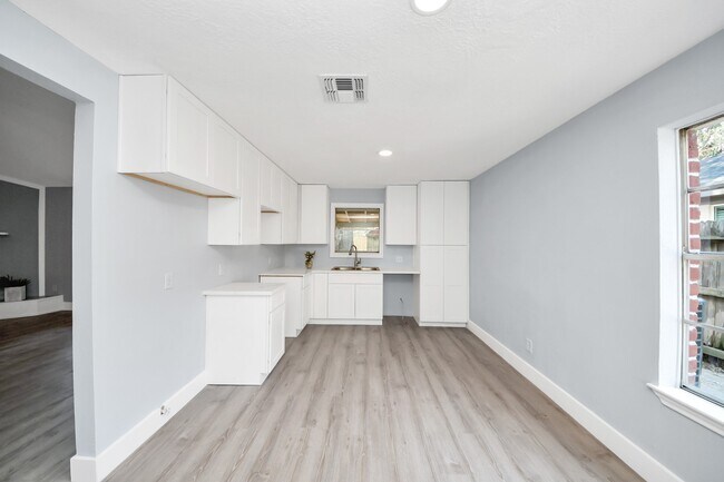 Building Photo - 10171 NW Park Dr