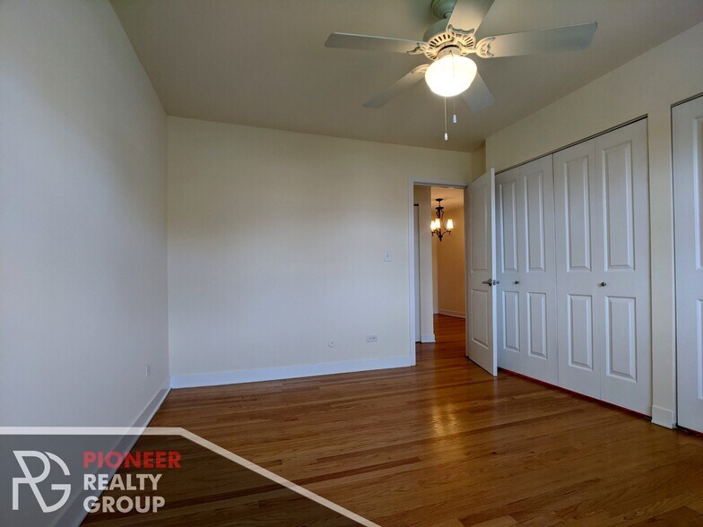 Building Photo - 643 W Wrightwood Ave