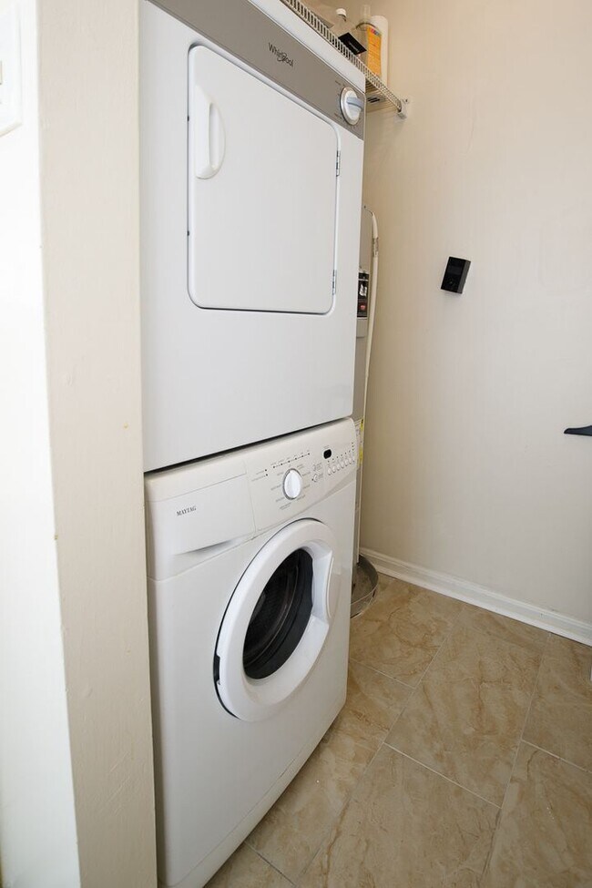 Building Photo - Charming Hill East One Bedroom