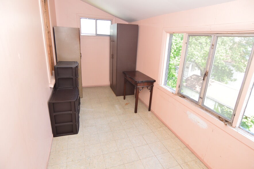 Building Photo - 100 Etna St