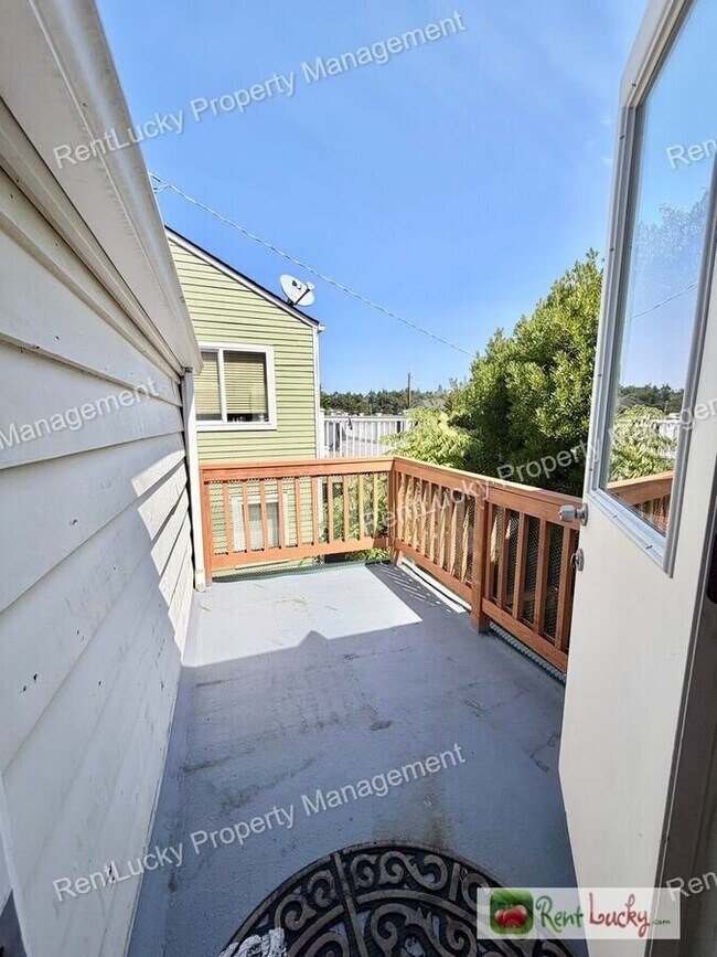 Building Photo - 2130 Montvale Pl W