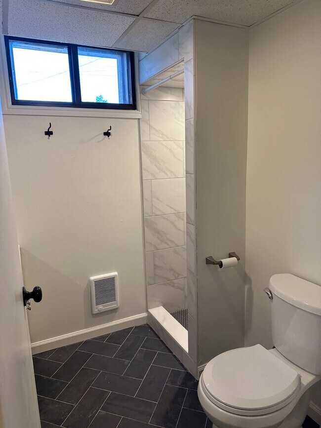 Building Photo - Newly Remodeled 5 Bed, 3 Bath Home – 2-Car...