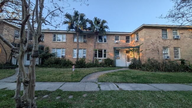 Building Photo - 2225 Wisteria St