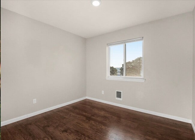 Building Photo - Spacious 2-Bedroom Duplex Near Tacoma Mall...