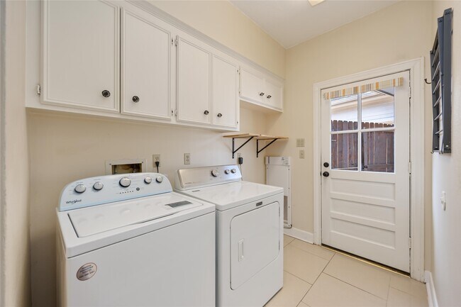 Building Photo - 11930 Carriage Hill Dr